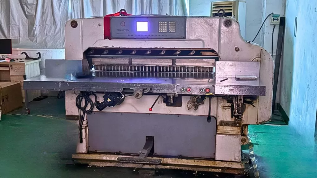 Fotografia esistente scattata in officina che ritrae le attrezzature per il taglio delle armature